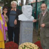 Demoliran spomenik Stevanu Sremcu u školi u Dobanovcima 5