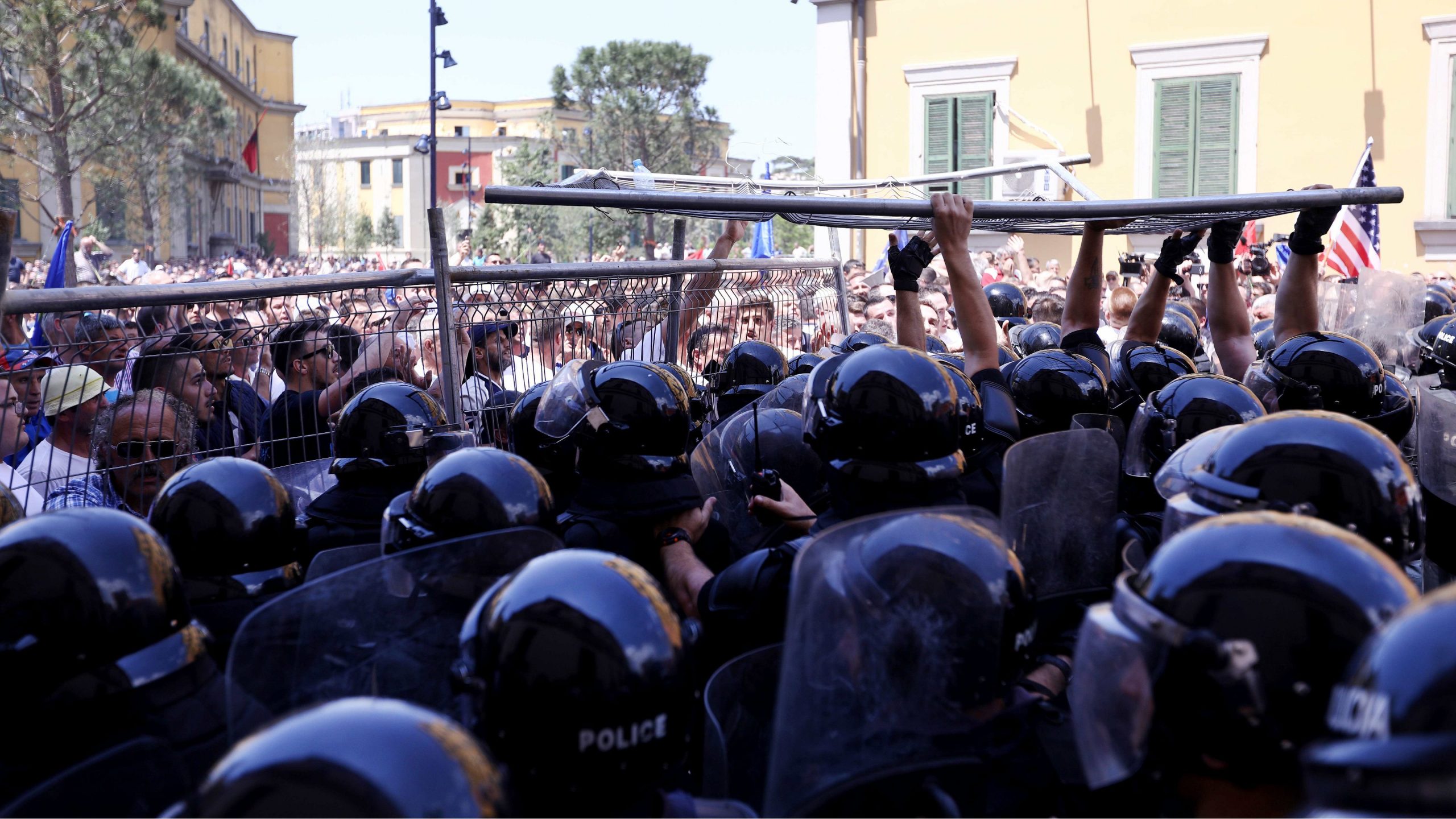 Protesti u Tirani, 11 policajaca povređeno 1