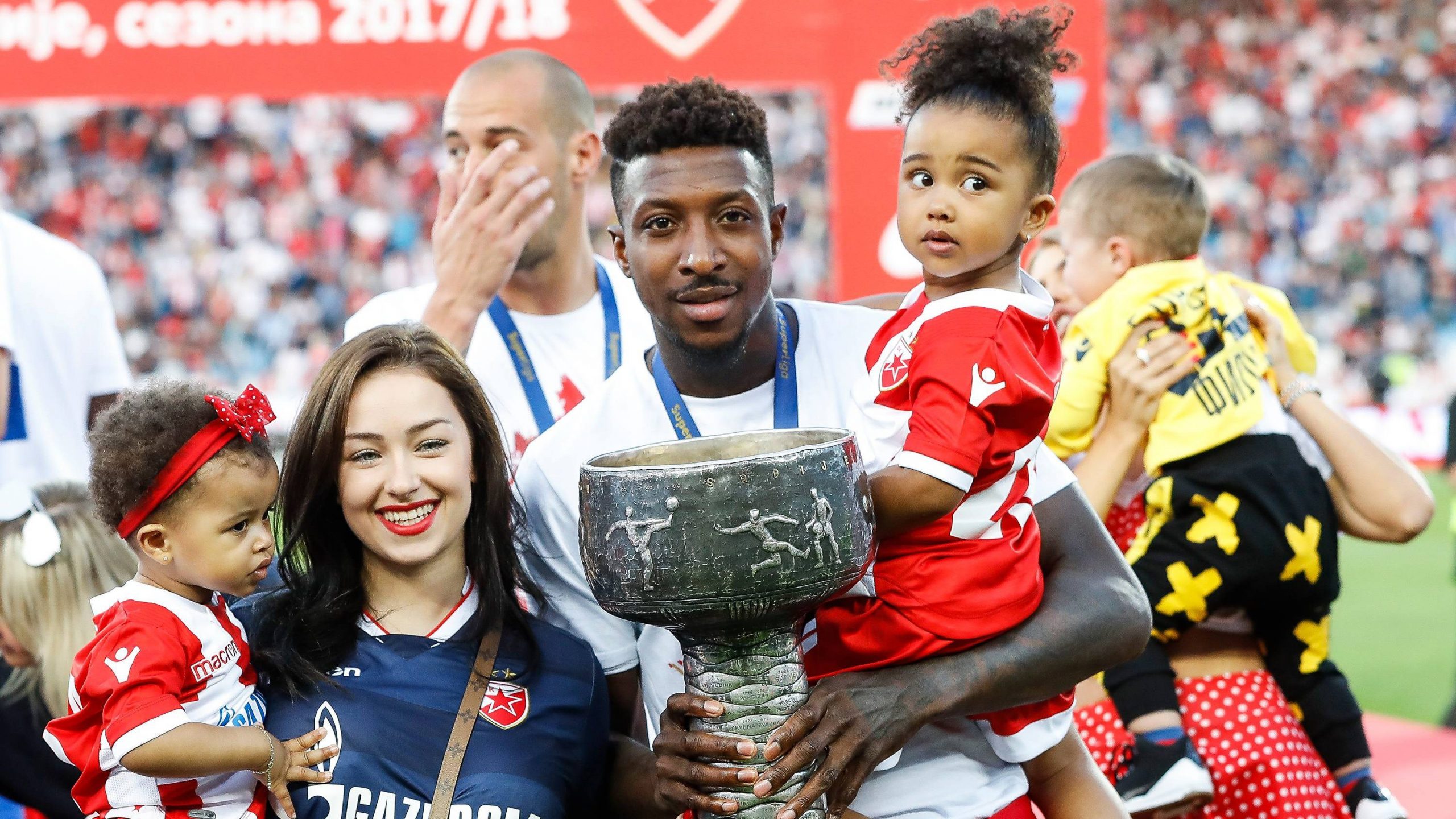 Fudbaleri Zvezde proslavili titulu, zapalio se autobus 1