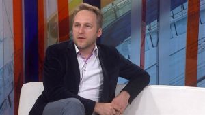 Stručnjak za Balkan Vedran Džihić ocenio je da se Srbija praktično nalazi u vanrednom stanju i da bi njen predsednik Aleksandar Vučić mogao da pribegne još autoritarnijoj vladavini, a Evropsku uniju je kritikovao da je u ime stabilokratije u Srbiji žrtvovala evropske vrednosti.