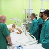 Stefanović poseti povređenom policajcu u Nišu 11