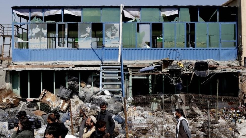 Stanovnici okupljeni oko mesta samoubilačkog napada automobilom u Kabulu