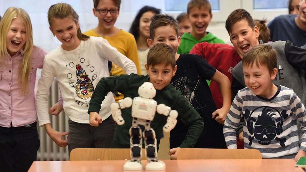 Privatne škole: vrhunsko obrazovanje ili plaćene diplome 1 Deca se zabavljaju s robotom