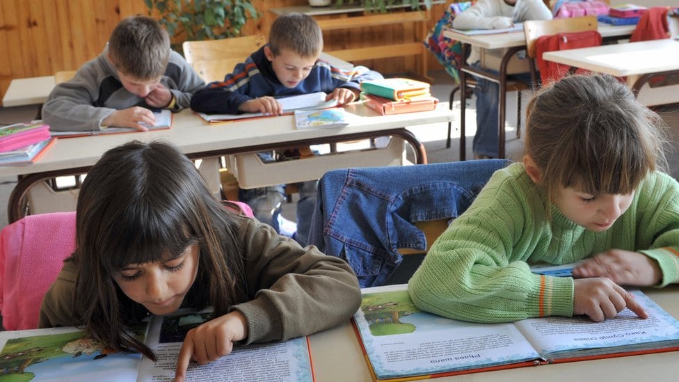 Privatne škole: vrhunsko obrazovanje ili plaćene diplome 4 Deca čitaju iz čitanke