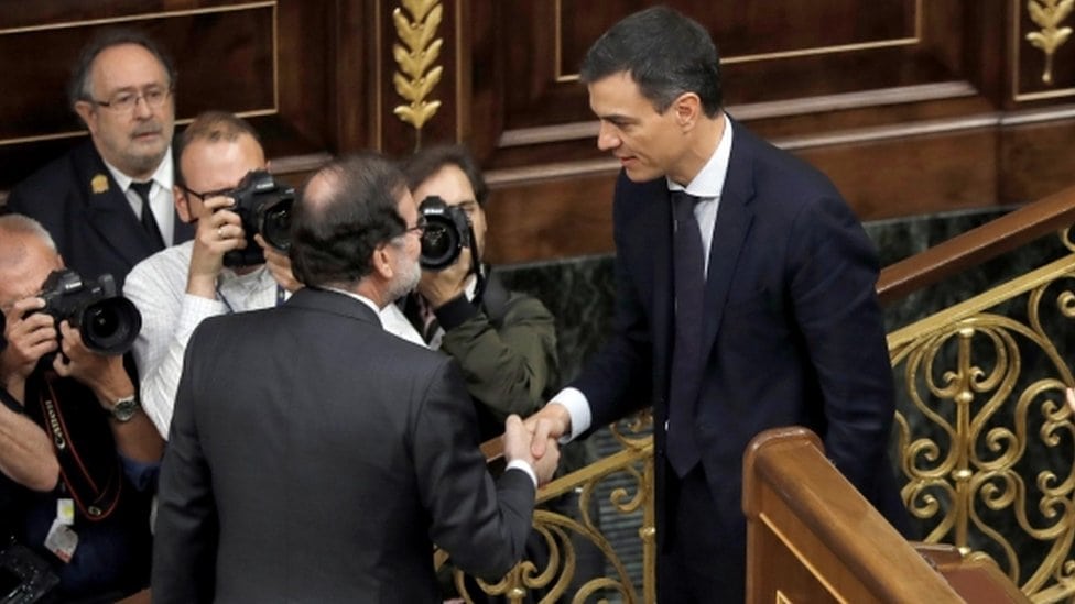 Španski premijer Marijano Rahoj se rukuje sa liderom španske Radničke socijalističke partije Pedrom Sančezom posle glasanja u parlamentu. 1 jun 2018