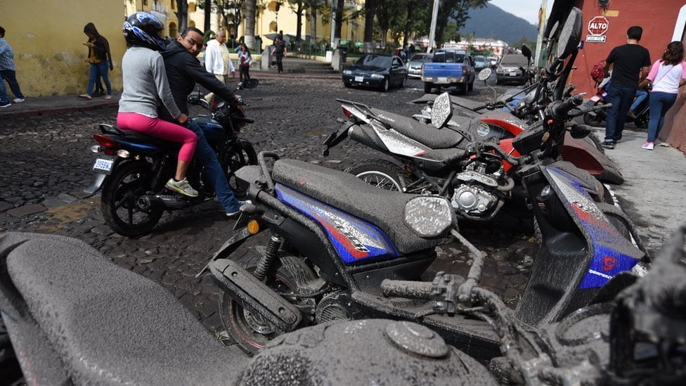 Desetine poginulih u erupciji vulkana u Gvatemali 2 Motori pokriveni pepelom