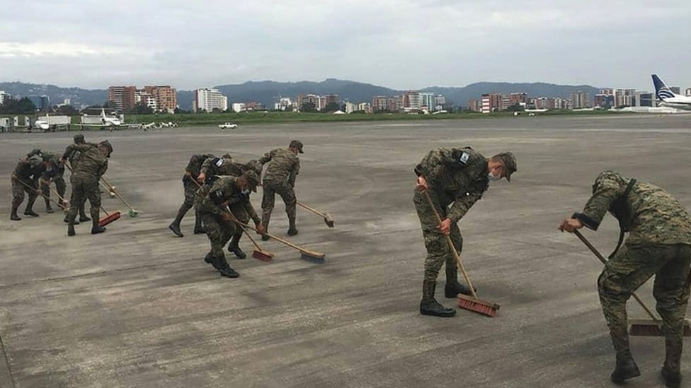 Vojnici čiste pepeo na glavnom međunarodnom aerodromu