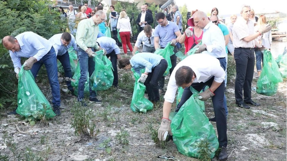 Predsednica Vlade Srbije Ana Brnabić sa ministrima čisti obalu Save