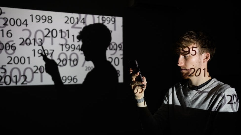 Čovek sa teelfonom u ruci