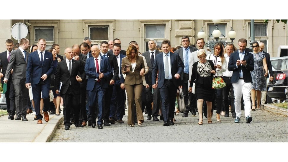 Novi gradonačelnik prestonice, velika obećanja 2 Gradonačelnik, njegov zamenik i članovi Gradskog veća posle sednice Skupštine grada