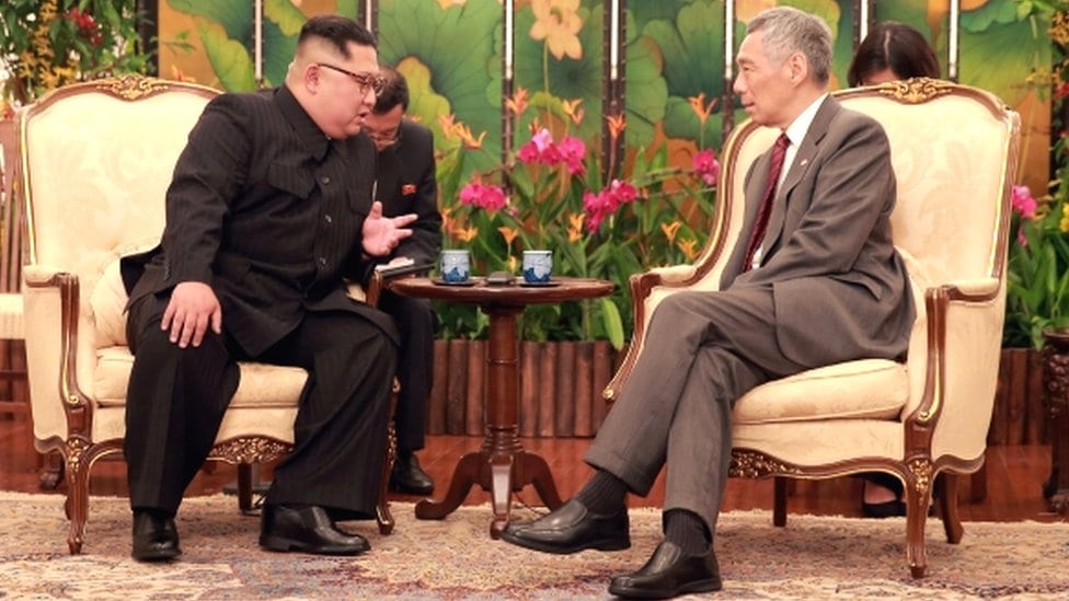 Severnokorejski lider Kim Džong-un razgovara sa Li Hsijenom Lungom, premijerom Singapura