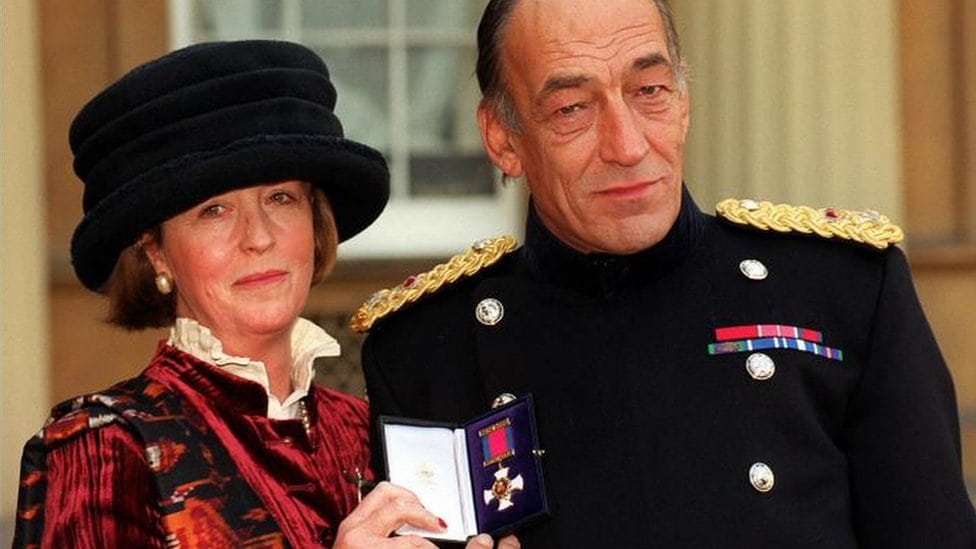 Prvi komandant Kfora Majkl Džekson: „Pomogli smo i Srbiji" 7 Džeksoni, Bakingemska palata, 2. decembar 1999.