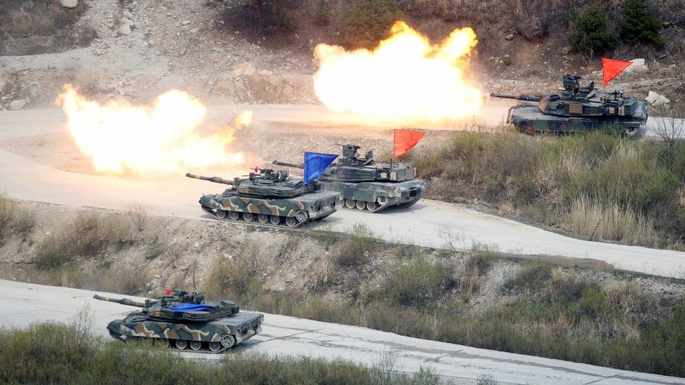 Južna Koreja i SAD South Korean and US tanks fire live rounds during a joint live-fire military exercise near the demilitarized zone, separating the two Koreas in Pocheon, South Korea. April 21, 2017
