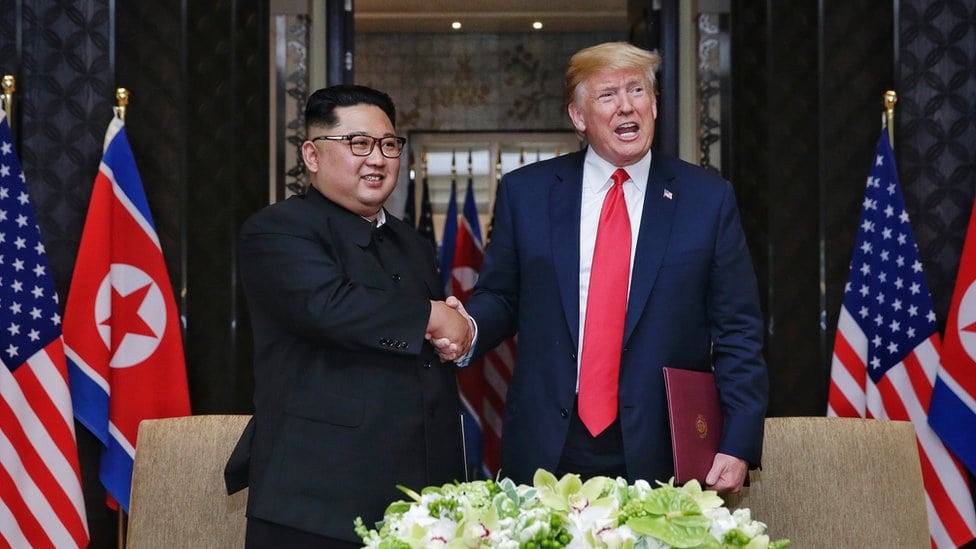 Kim Džong-un i Donald Tramp se rukuju u Singapuru