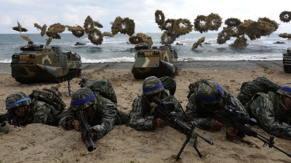 Južnokorejski marinci učestvuju u vežbama iskrcavanja sa američkim trupama. Vežbe održane 2. aprila 2017. godine u Pohangu, u Južnoj Koreji.
