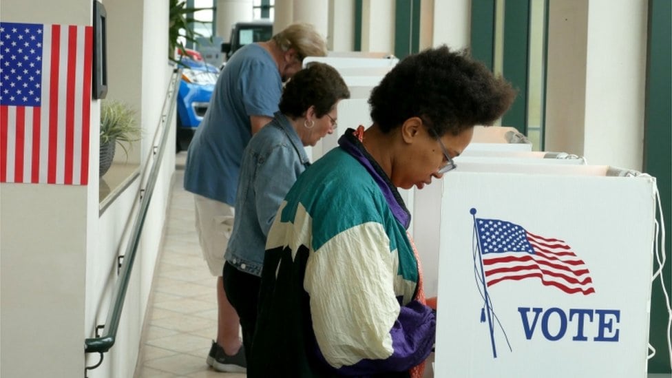 Glasači u Santa Moniki, Kalifornija