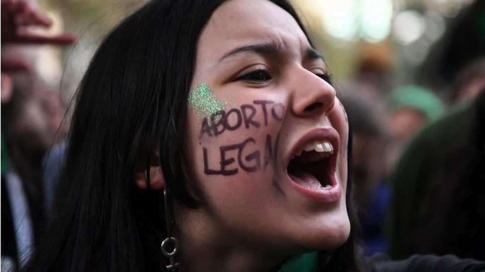 Aktivistkinje za borbu na pravo na abortus demonstriraju ispred argentinskog Kongresa u Buenos Ajresu 13. juna 2018.