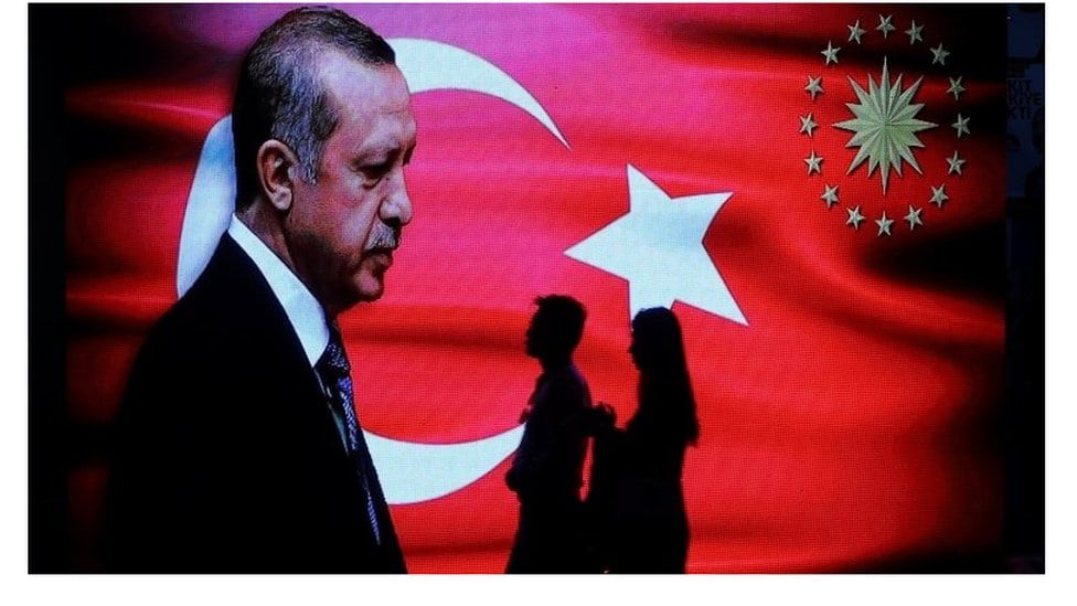 Prolaznici hodaju pored izbornog postera turskog predsednika Erdogana, Istanbul 14. jun 2018