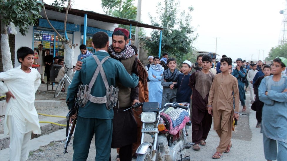 Taliban i pripadnik policije se grle