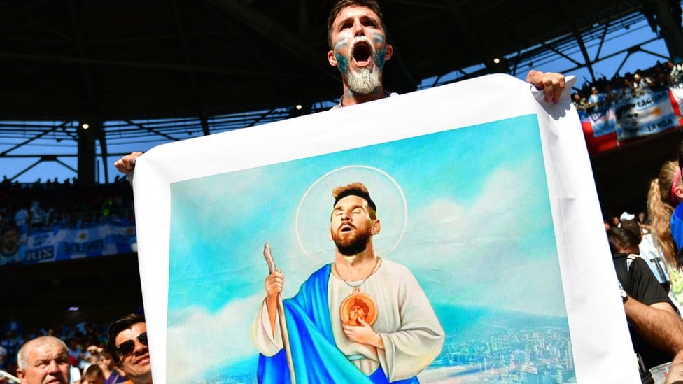 Argentinski navijač s Mesijevom slikom