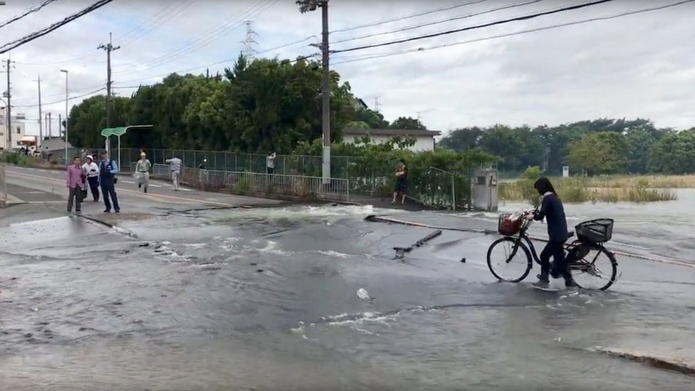 Zemljotres u Japanu: Dete i dvoje muškaraca mrtvi, stotine ljudi povređeno 5 Pukotine i plavljenje na putevima