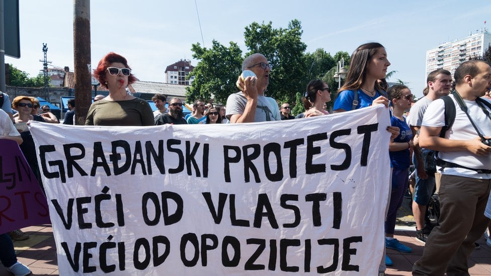 I pored protesta građana, niški aerodrom predat državi 4 Demonstranti na ulicama Niša