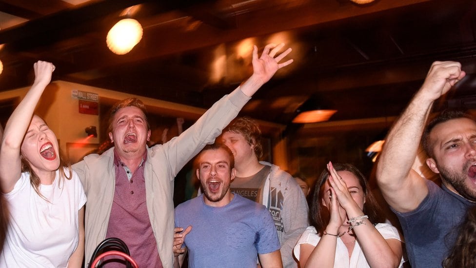 Slavlje sa 'dvoglavim orlom' isprovociralo Srbiju 2 Albanci u Prištini slave Šaćirijev pobedonosni gol