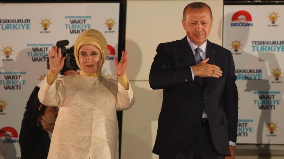 Izbori u Turskoj: Erdogan ponovo izabran za predsednika 7 Presednik Erdogan i njegova supruga Emina u izbornom štabu vladajuće partije