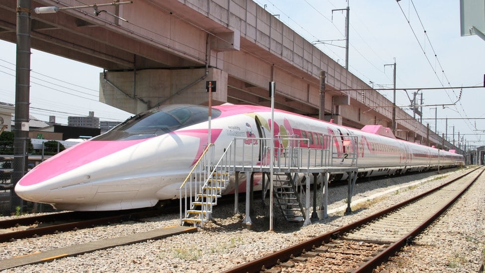 Japan: Krenuo brzi voz oslikan motivima „Helou Kiti" 5 Šinkansen oslikan motivima „Helou Kiti"