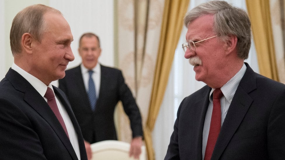 SAD i Rusija su načelno pristale na samit Tramp-Putin 1 Ruski predsednik Vladimir Putin i savetnik za nacionalnu bezbednost Džon Bolton