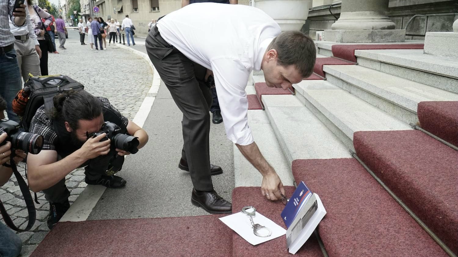 Jovanović: Za Vučića Ustav, krivični zakon, naočare i lisice 1