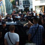 Sprečili da "pauk" ukloni auto na protestima u Leskovcu 8