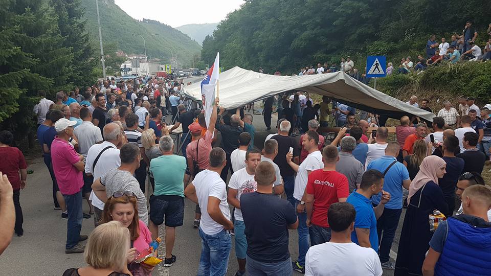 Nastavlja se protest malinara, traži se ostavka Nedimovića i razgovor sa Vučićem (VIDEO) 1