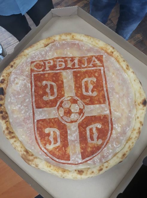 Pica sa logoom Danasa na poklon redakciji 5