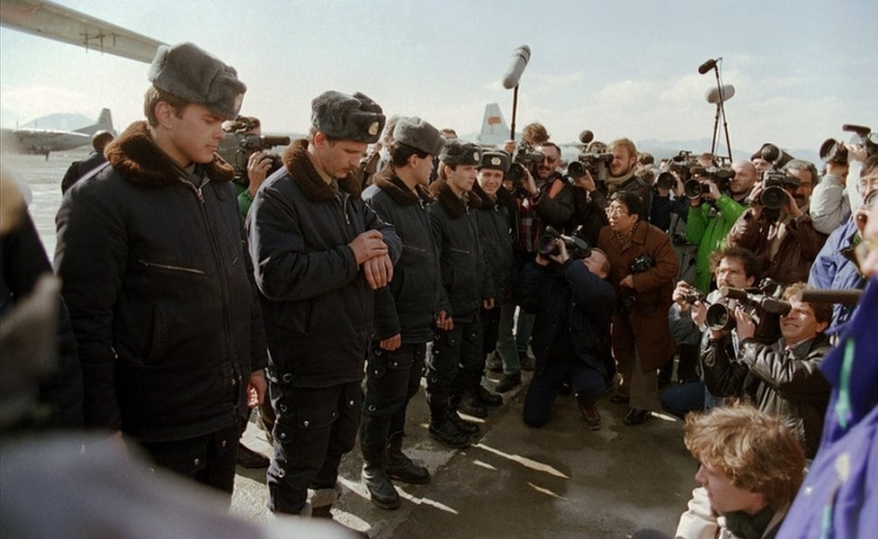 Vojnici Crvene Armije okruženi novinarima u februaru 1989. godine tokom povlačenja sovjetske vojske iz rata u Avganistanu