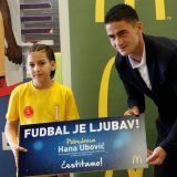 Devojčica iz Srbije prvi put u pratnji igrača na Mundijalu 1
