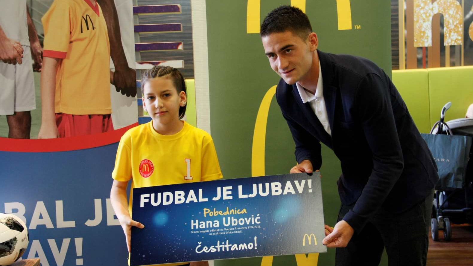 Devojčica iz Srbije prvi put u pratnji igrača na Mundijalu 1