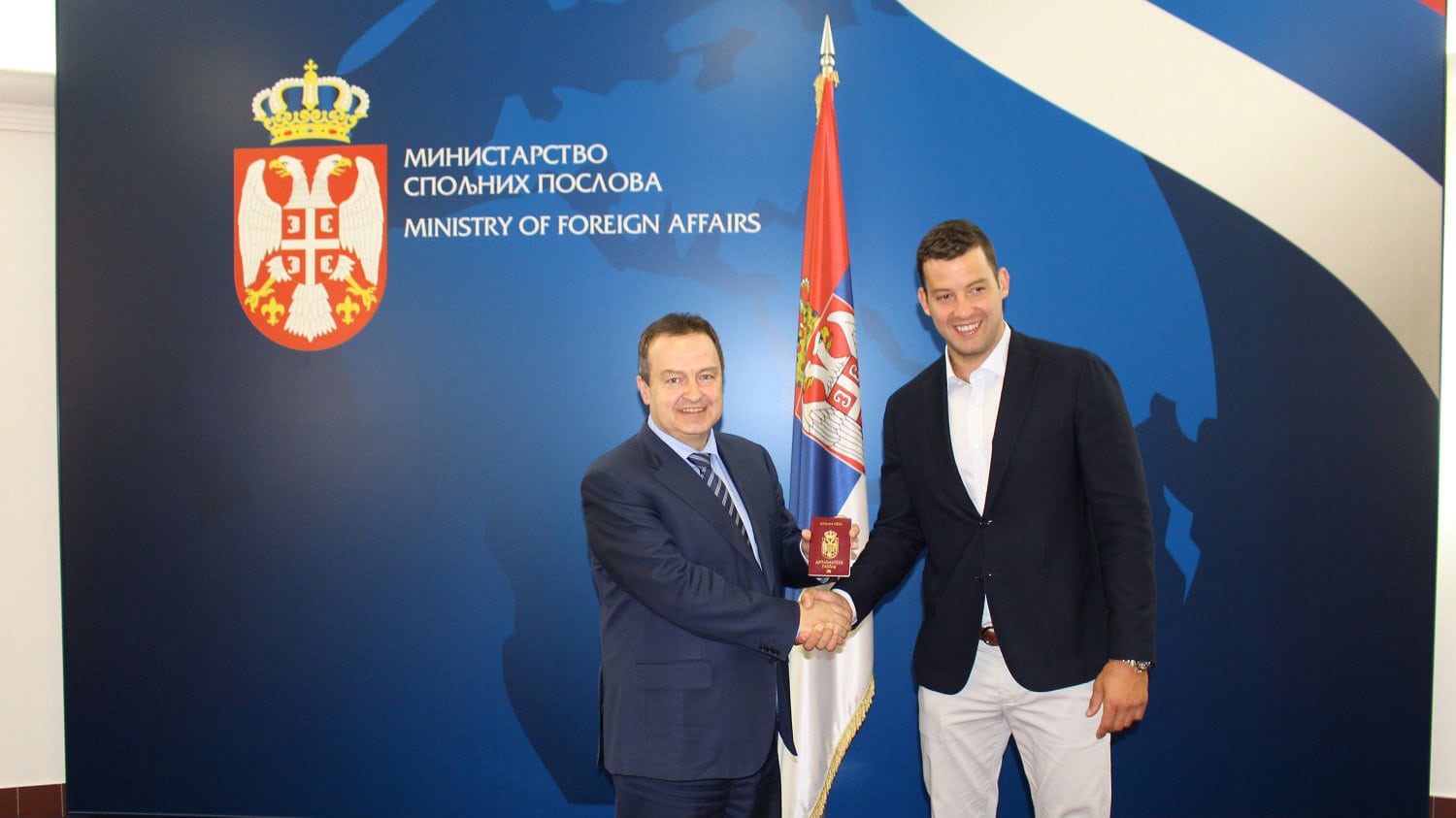 Dačić uručio diplomatski pasoš Filipu Filipoviću 1