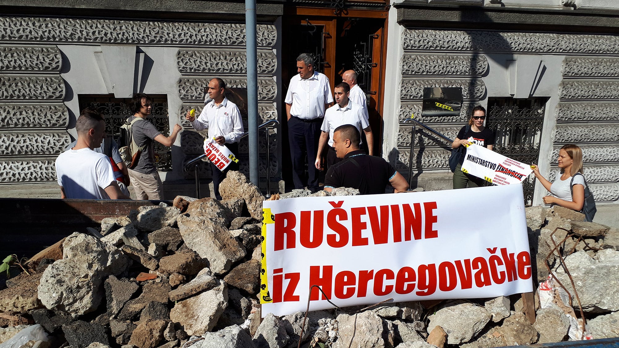 Ruševine iz Hercegovačke ispred Ministarstva finansija 1