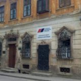 VOICE: SNS postavio tablu na zgradu pod zaštitom države u Sremskim Karlovcima 3
