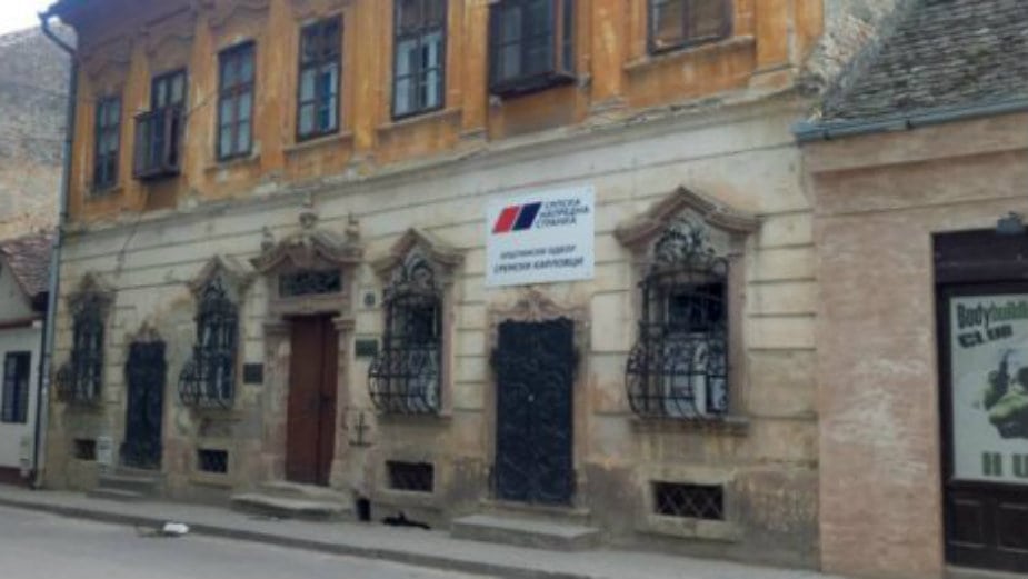 VOICE: SNS postavio tablu na zgradu pod zaštitom države u Sremskim Karlovcima 1