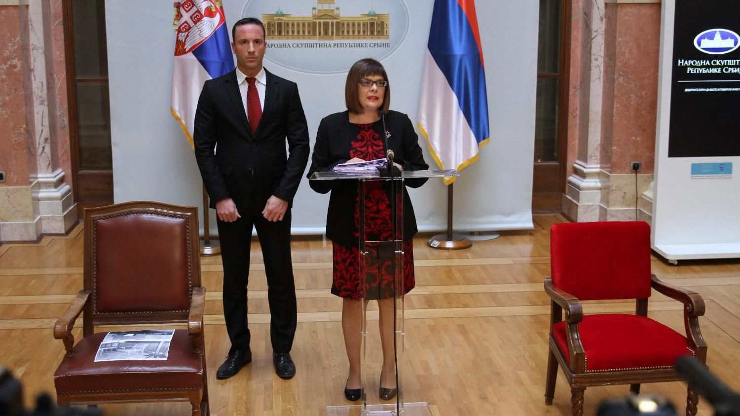 Parlamentu vraćene dve ukradene fotelje 5. oktobra 2000. 1