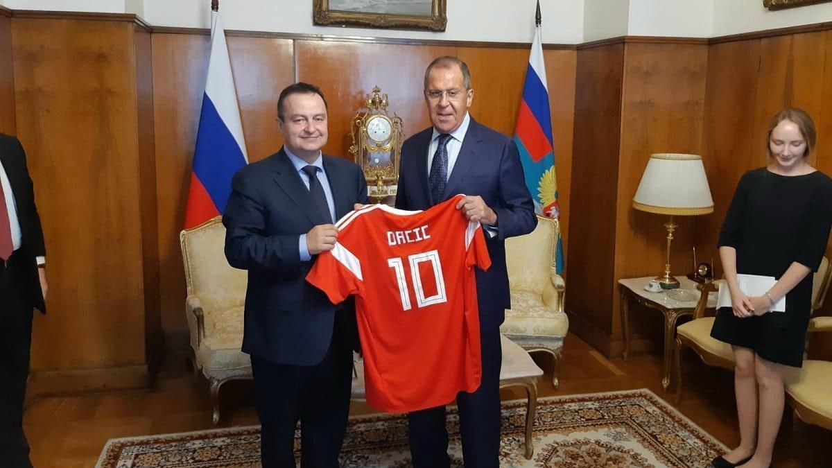 Lavrov: Dačiću na poklon dres 1