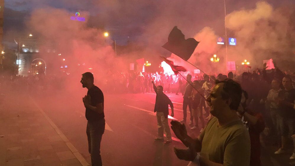 Policija u Skoplju šok bombama rasterala demonstrante (VIDEO) 1