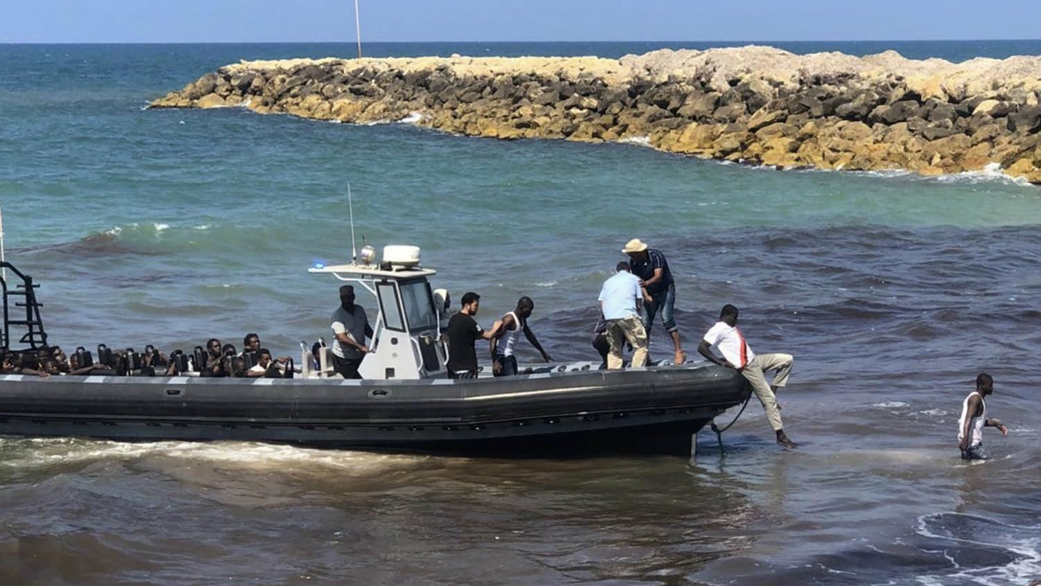 Italijanska obalska straža spasila 143 migranta 1