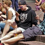 Francuska zabranjuje mobilne telefone u školama 7