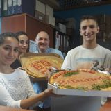 Pica sa logoom Danasa na poklon redakciji 1