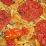 Tepsija (ili na tepsiju)- jelo od boranije, krompira, paprika i paradajza 5