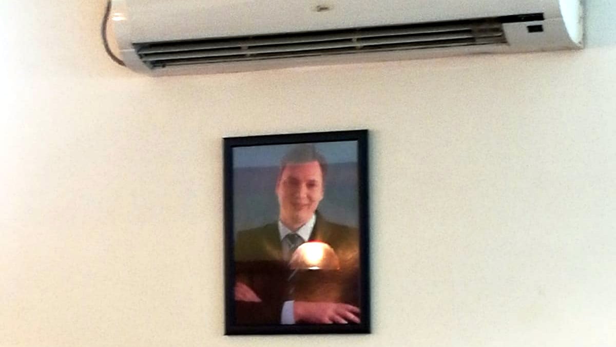 Vučićev portret na zidu u kantini kasarne 1