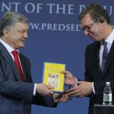 Porošenko Vučiću poklonio Danasovu knjigu 6